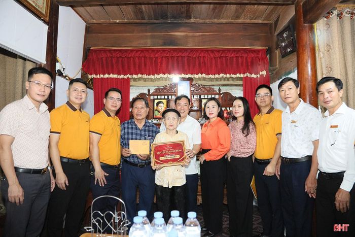 Đoàn trao sổ tiết kiệm cho mẹ Trần Thị Đỏ ở xã Đức Minh.