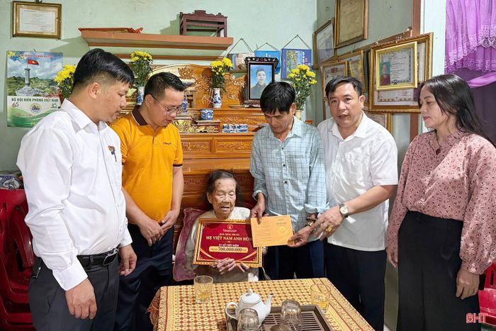Mẹ Nguyễn Thị Minh (xã Sơn Tiến) xúc động khi nhận sổ tiết kiệm từ Quỹ Thiện Tâm - Tập đoàn Vingroup.