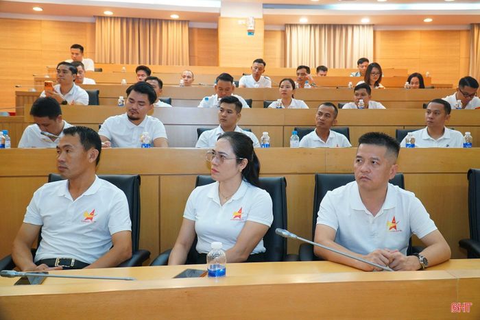 Ông Lô Trung Minh - Giám đốc Bộ phận Quản lý, Công ty TNHH Gang thép Hưng Nghiệp Formosa Hà Tĩnh trao đổi, giải đáp những vấn đề các doanh nhân trẻ quan tâm.