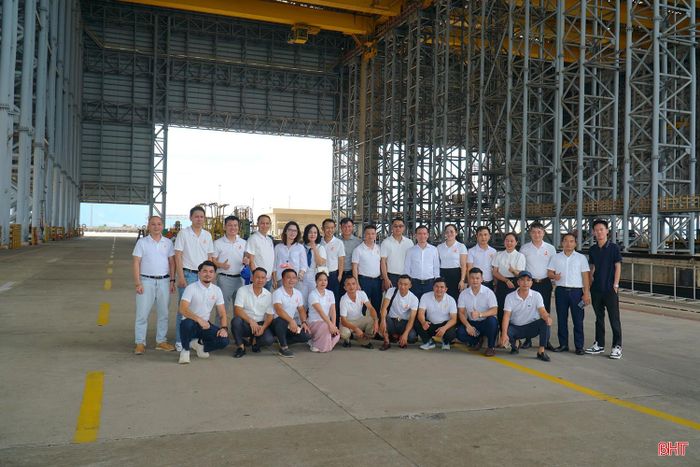 Các doanh nhân chụp ảnh lưu niệm tại Cảng Sơn Dương Formosa Hà Tĩnh.