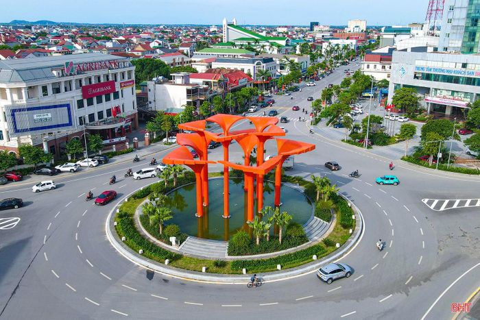 Cờ hoa được trang hoàng từ các tuyến phố đến khu dân cư, tạo nên sắc màu tươi mới.
