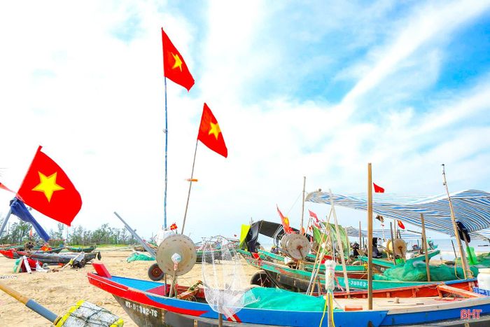  Những con tàu được chỉnh trang, thay cờ mới, sẵn sàng cho hành trình bám biển, lao động sản xuất và góp phần giữ gìn chủ quyền biển, đảo quê hương. Ảnh: Hồng Quang. 
