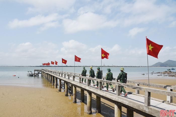 Những lá cờ Tổ quốc tung bay trong gió, nối dài theo bước chân người lính biên phòng trên cầu cảng Cửa Sót. Trong ngày Tết Độc lập, những người lính vẫn lặng thầm tuần tra, giữ bình yên vùng biển quê hương.