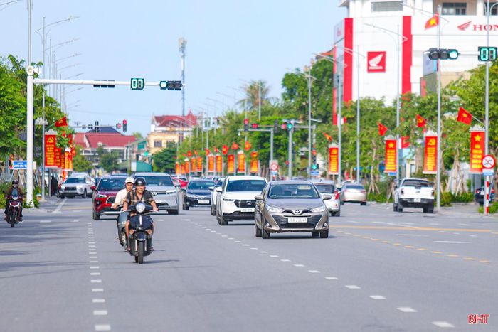 Sắc đỏ cờ Tổ quốc cùng pano, áp phích rực rỡ phủ khắp các tuyến phố, làm nên diện mạo trang trọng, tươi mới cho đô thị trung tâm tỉnh trong những ngày lễ lớn.