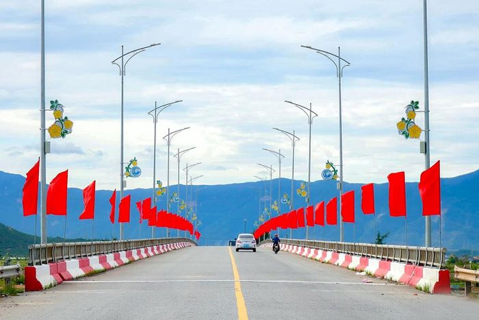  Cùng với trang trí tuyên truyền, địa phương chú trọng chỉnh trang cảnh quan, vệ sinh môi trường trên các tuyến phố, khu dân cư. Ảnh: FB phường Hải Ninh. 