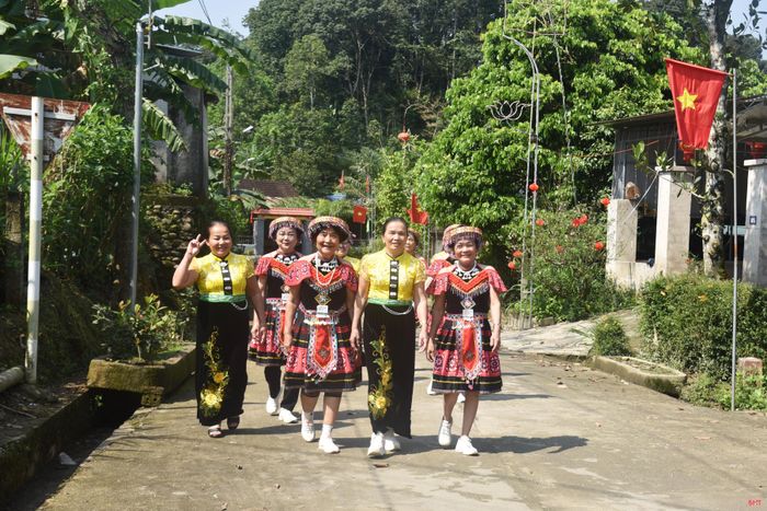 Đồng bào dân tộc Lào ở bản biên giới Hà Trai (xã Sơn Kim 1) mặc quần áo truyền thống, vui chơi, giao lưu văn hóa, văn nghệ nhân ngày lễ lớn.