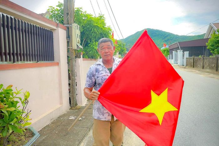  Người dân phường Hải Ninh treo cờ Tổ quốc, góp phần làm đẹp cảnh quan khu dân cư, chào mừng Quốc khánh 2/9. Ảnh: FB phường Hải Ninh. 