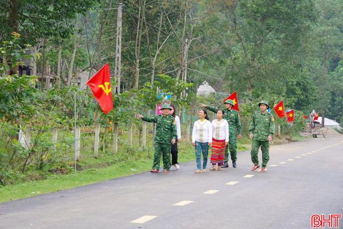 Đồng bào dân tộc Chứt ở bản Rào Tre (xã Phúc Trạch) cùng cán bộ, chiến sĩ biên phòng treo cờ Đảng, cờ Tổ quốc, dọn dẹp môi trường… tạo nên sắc đỏ rực rỡ trên những trục đường khang trang, sạch đẹp.