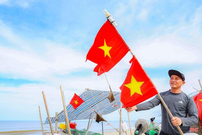  Hướng về Quốc khánh, những ngư dân ở Tiên Điền thay mới cờ Tổ quốc trên tàu, chuẩn bị cho những chuyến vươn khơi. Lá cờ đỏ sao vàng theo ngư dân ra biển, mang theo niềm tự hào và tình yêu quê hương, đất nước. Ảnh: Hồng Quang. 