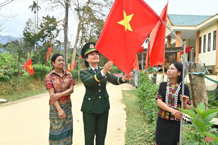 Sắc màu biên cương ở bản Giàng 2 (xã Hương Xuân) hôm nay được hiện hữu trong tình quân dân thắm thiết, những mái nhà sàn khang trang và cuộc sống của đồng bào dân tộc thiểu số ngày càng đủ đầy.