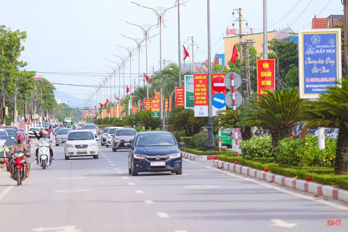 Không chỉ làm đẹp cảnh quan, những lá cờ đỏ sao vàng còn góp phần khơi dậy niềm tự hào, tinh thần đoàn kết và không khí phấn khởi của Nhân dân Hà Tĩnh hướng về Quốc khánh 2/9.