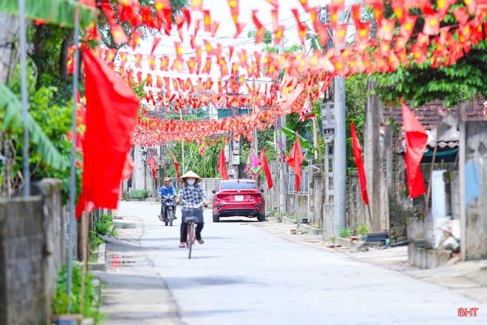 Cờ Tổ quốc, cờ Đảng rực rỡ chào mừng ngày lễ lớn tại thôn Tân Trung, xã Hồng Lộc.