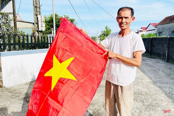  Ông Trần Viết Hiện (thôn Tân Trường, xã Thiên Cầm) chia sẻ: “Cứ mỗi dịp Quốc khánh, gia đình tôi đều treo cờ Tổ quốc trước nhà. Nhìn khắp đường làng, ngõ xóm cờ đỏ tung bay, ai cũng thấy phấn khởi, tự hào. Đây cũng là cách để mỗi người dân thể hiện tình yêu quê hương, đất nước và cùng hòa chung không khí chào mừng ngày lễ lớn của dân tộc". 