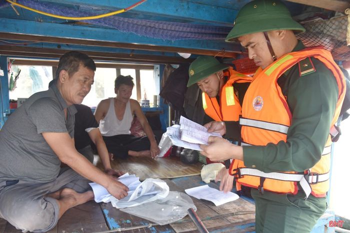 CBCS Đồn Biên phòng Cửa Sót kết hợp tuần tra, kiểm tra với tuyên truyền, nhắc nhở ngư dân chấp hành Luật Thủy sản trên biển.