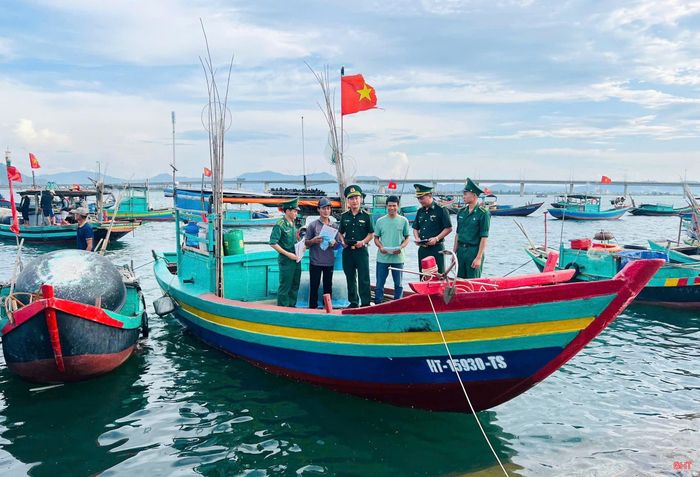 BĐBP Thiên Cầm tuyên truyền, phổ biến pháp luật và phát tờ rơi cho ngư dân trên địa bàn.