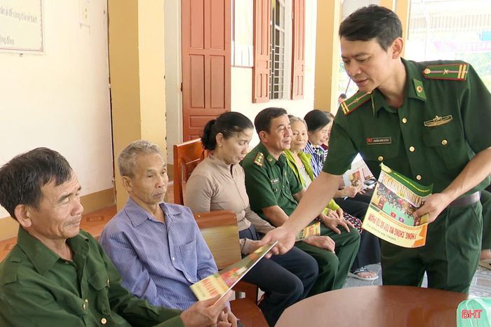 CBCS Đồn Biên phòng Cửa khẩu quốc tế Cầu Treo đưa pháp luật đến với cư dân biên giới xã Sơn Kim 2.