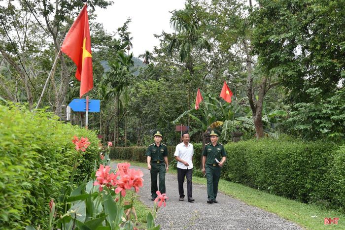 CBCS Đồn Biên phòng Phú Gia xuống bản biên giới Phú Lâm (xã Hương Khê) để tuyên truyền, nhắc nhở đồng bào dân tộc Lào Thưng không được vượt biên trái phép khi đi thăm thân.