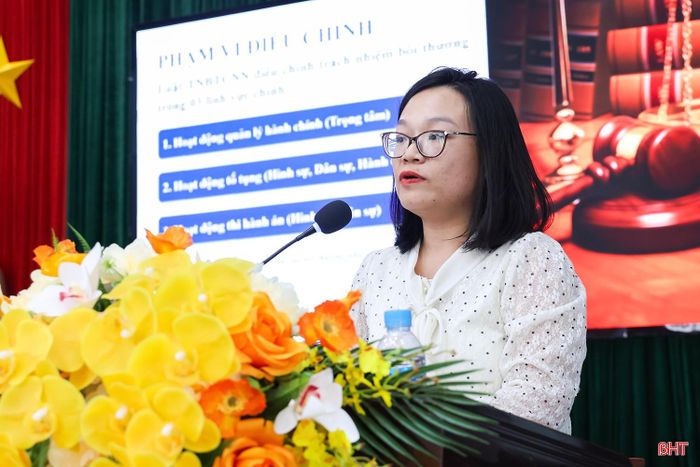 Bà Lê Thị Việt Phương - Phó Trưởng phòng phụ trách Phòng Kiểm tra văn bản quy phạm pháp luật - Sở Tư pháp trình bày các chuyên đề tại hội nghị.