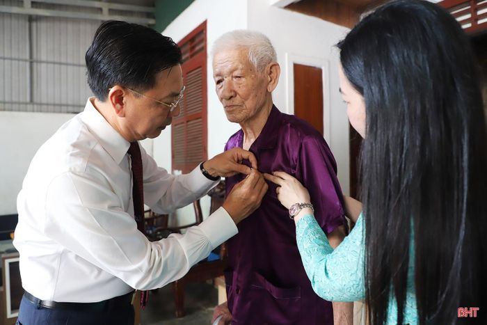 Trưởng ban Quản lý KKT tỉnh Trần Việt Hà đã đến trao tặng Huy hiệu 70 năm tuổi Đảng cho đồng chí Nguyễn Tiến Hanh (sinh ngày 15/1/1930), sinh hoạt tại Chi bộ TDP Hưng Hòa, Đảng bộ phường Sông Trí.