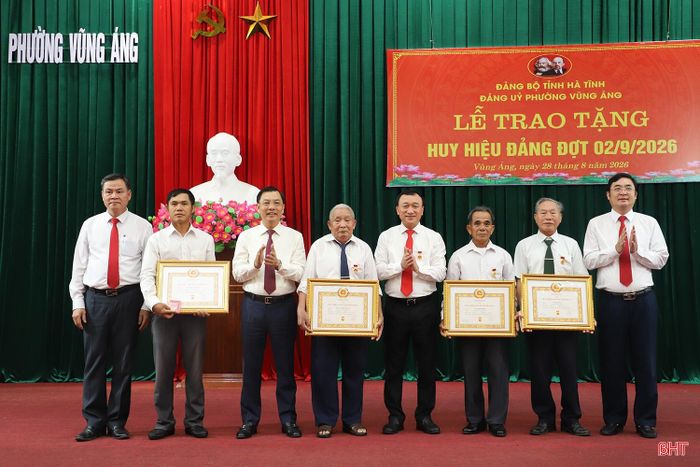 Trưởng ban Quản lý KKT tỉnh Trần Việt Hà và lãnh đạo Đảng ủy phường Vũng Áng trao tặng và truy tặng Huy hiệu 60 năm tuổi Đảng cho các đảng viên.