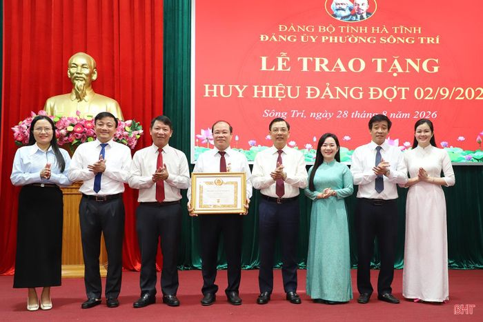 Lãnh đạo Ban Quản lý KKT tỉnh và Ban Tổ chức Tỉnh ủy trao Huy hiệu 35 năm tuổi Đảng cho đồng chí Nguyễn Hoài Sơn - Bí thư Đảng ủy phường Vũng Áng.