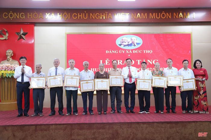 Trao Huy hiệu Đảng cho các đảng viên 55 năm và 50 năm tuổi Đảng. 