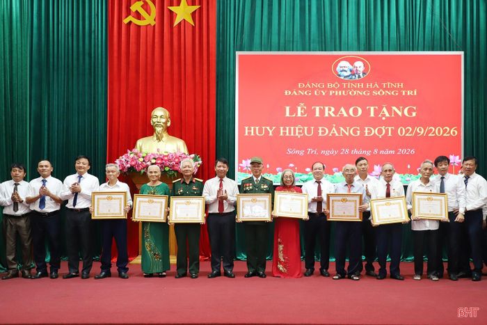 Phó Trưởng ban Thường trực Ban Tổ chức Tỉnh ủy Nguyễn Như Dũng và lãnh đạo Đảng ủy phường Sông Trí trao Huy hiệu 60 năm tuổi Đảng cho các đảng viên.