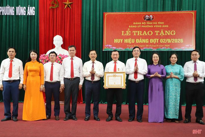 Trưởng ban Quản lý KKT tỉnh Trần Việt Hà trao Huy hiệu 30 năm tuổi Đảng cho đồng chí Trần Xuân Phượng - Bí thư Đảng ủy phường Vũng Áng.