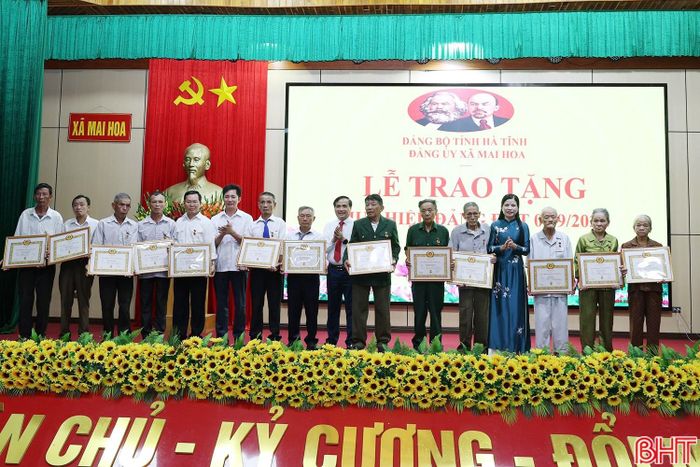  Đảng bộ xã Mai Hoa có 53 đảng viên thuộc Đảng bộ xã Mai Hoa được trao tặng Huy hiệu 60, 50, 45, 40, 35 và 30 năm tuổi Đảng. 