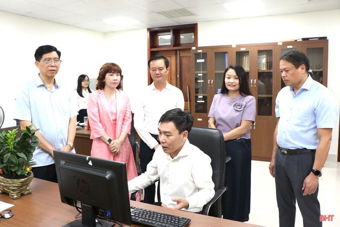 Đoàn nghe báo cáo công tác ứng dụng chuyển đổi số trong chuyên môn, nghiệp vụ tại Chi bộ Tổng hợp.
