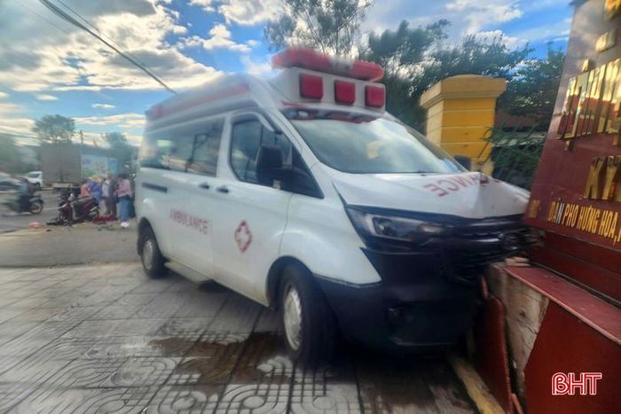 Sau va chạm, xe cứu thương tông đổ một phần tường rào của Bệnh viện Đa khoa thị xã Kỳ Anh.