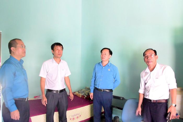 Lãnh đạo Liên đoàn Lao động tỉnh tham quan công trình nhà nội trú.