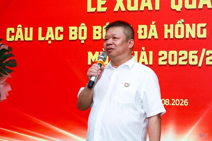 Ông Phạm Hoành Sơn - Chủ tịch HĐQT Công ty CP Tập đoàn Hoành Sơn, Chủ tịch HĐQT Công ty CP Bóng đá Hồng Lĩnh Hà Tĩnh phát biểu giao nhiệm vụ cho đội bóng ở mùa giải mới.