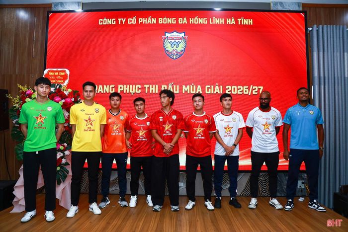 Tại lễ xuất quân, CLB Hồng Lĩnh Hà Tĩnh ra mắt các mẫu trang phục thi đấu mùa giải mới.