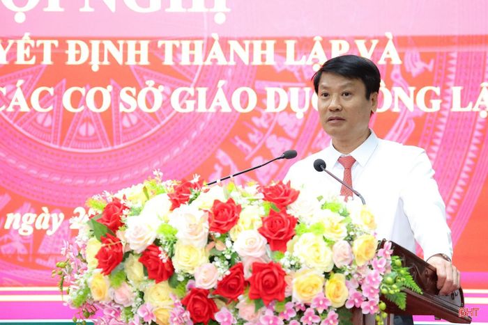  Bí thư Đảng ủy phường Thành Sen Trần Quang Tuấn phát biểu tại hội nghị. 