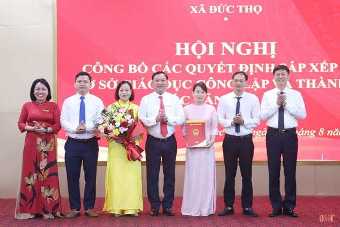  Trao quyết định thành lập Trường THCS Đức Thọ. 