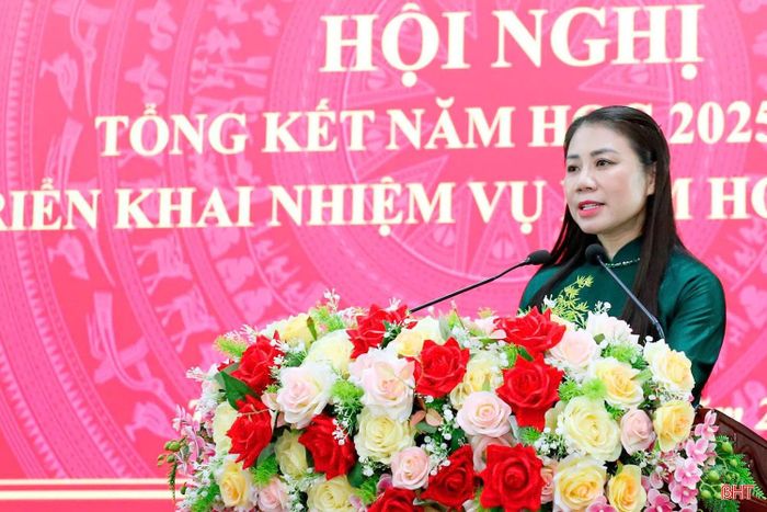  Phó Chủ tịch UBND phường Thành Sen Trần Thị Thủy Nga trình bày báo cáo tổng kết năm học 2025-2026; phương hướng, nhiệm vụ năm học 2026-2027. 