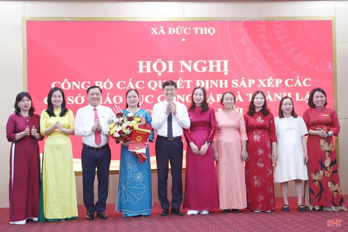  Lãnh đạo xã Đức Thọ trao quyết định thành lập Trường Mầm non Đức Thọ. 
