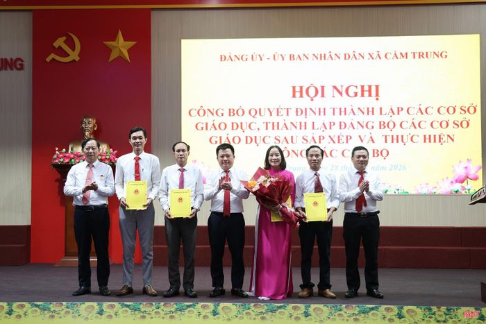  Lãnh đạo xã Cẩm Trung trao quyết định bổ nhiệm Hiệu trưởng, Phó Hiệu trưởng Trường Tiểu học Cẩm Trung. 