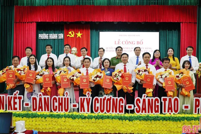  Trao quyết định bổ nhiệm cán bộ quản lý các trường học sau sắp xếp. 