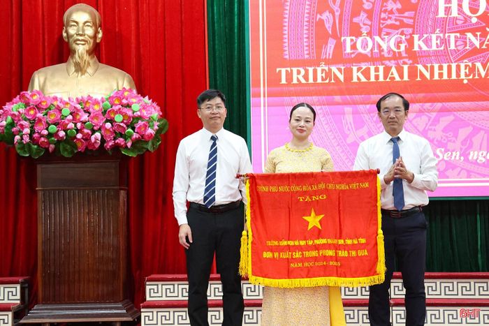  Lãnh đạo UBND phường Thành Sen trao tặng Cờ thi đua của Chính phủ cho Trường Mầm non Hà Huy Tập... 