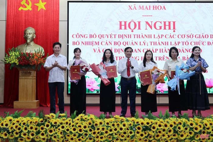  Lãnh đạo xã Mai Hoa trao quyết định bổ nhiệm Hiệu trưởng, Phó Hiệu trưởng Trường Mầm non Mai Hoa. 