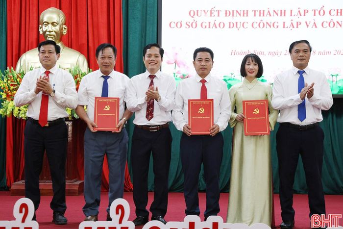  Lãnh đạo phường Hoành Sơn trao quyết định thành lập các đảng bộ trường học công lập sau sắp xếp. 