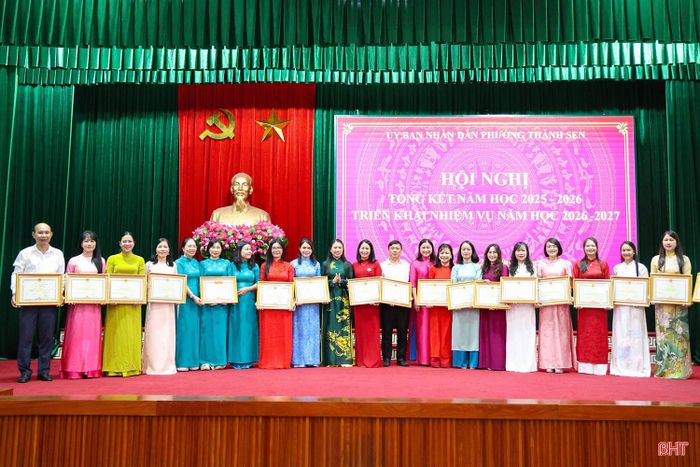  ...trao tặng bằng khen của Chủ tịch UBND tỉnh cho tập thể, cá nhân có thành tích xuất sắc trong năm học 2025 - 2026. 