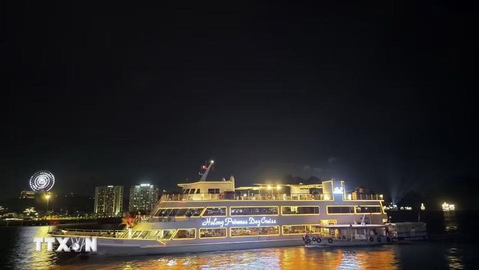 Không gian sang trọng, lịch lãm của dàn tàu du lịch hiện đại, góp phần nâng tầm trải nghiệm đẳng cấp cho du khách trên vịnh Hạ Long. (Ảnh: Thanh Vân/TTXVN)