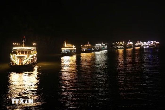Màn phối hợp trình diễn ánh sáng, âm thanh và pháo hoa rực rỡ từ dàn tàu du lịch trên mặt nước vịnh Hạ Long. (Ảnh: Thanh Vân/TTXVN)