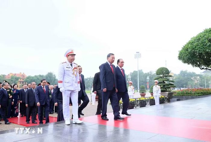 Các đồng chí lãnh đạo, nguyên lãnh đạo Đảng, Nhà nước vào Lăng viếng Chủ tịch Hồ Chí Minh. (Ảnh: An Đăng/TTXVN)