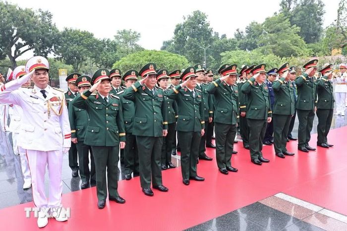Đoàn đại biểu Quân ủy Trung ương-Bộ Quốc phòng đến đặt vòng hoa tại Đài tưởng niệm các Anh hùng liệt sỹ. (Ảnh: Minh Đức/TTXVN)
