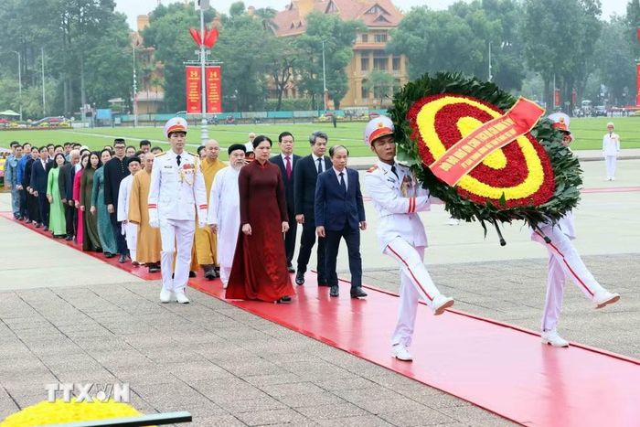 Đoàn đại biểu Ủy ban Trung ương Mặt trận Tổ quốc Việt Nam đến đặt vòng hoa và vào Lăng viếng Chủ tịch Hồ Chí Minh. (Ảnh: An Đăng/TTXVN)