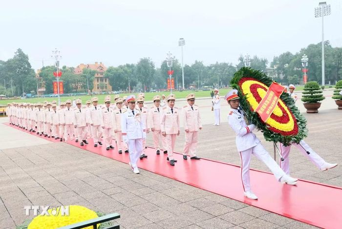 Đoàn đại biểu Đảng ủy Công an Trung ương-Bộ Công an đến đặt vòng hoa và vào Lăng viếng Chủ tịch Hồ Chí Minh. (Ảnh: An Đăng/TTXVN)